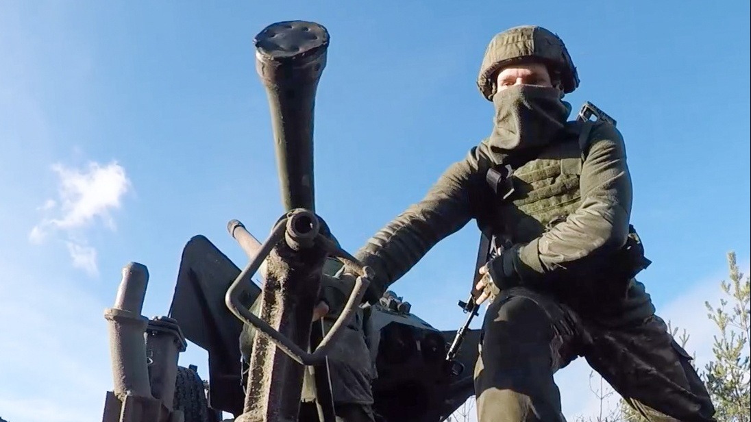 Военнослужащий Центрального военного округа на месте работы расчетов 152-мм самоходных орудий «Гиацинт Б». Такие расчеты уничтожают опорные пункты, фортификационные сооружения, технику и живую силу противника, а также успешно подавляют огневые позиции ВСУ в ходе ведения контрбатарейной борьбы