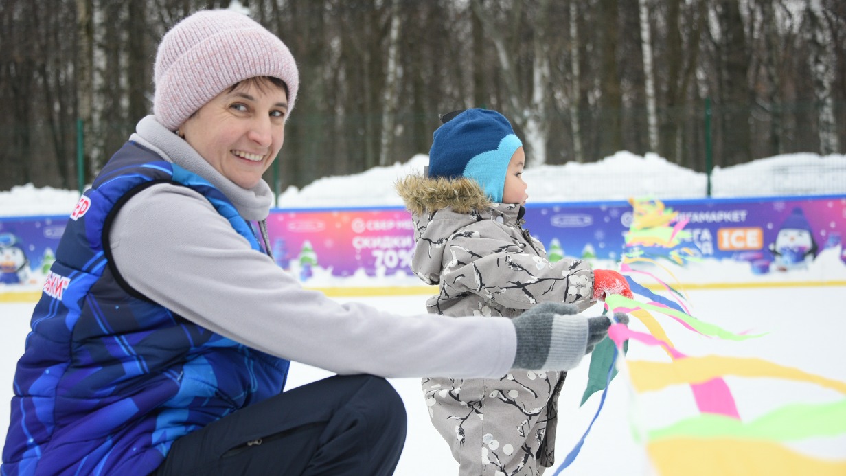 Тренер по фигурному катанию Ольга Балабаева занимается с маленькими спортсменами