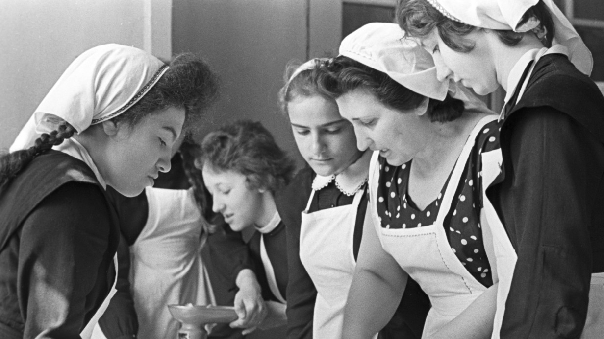 1963 год. Преподаватель школы № 155 Валентина Пранесенник во время урока кулинарии с ученицами 8-го класса 