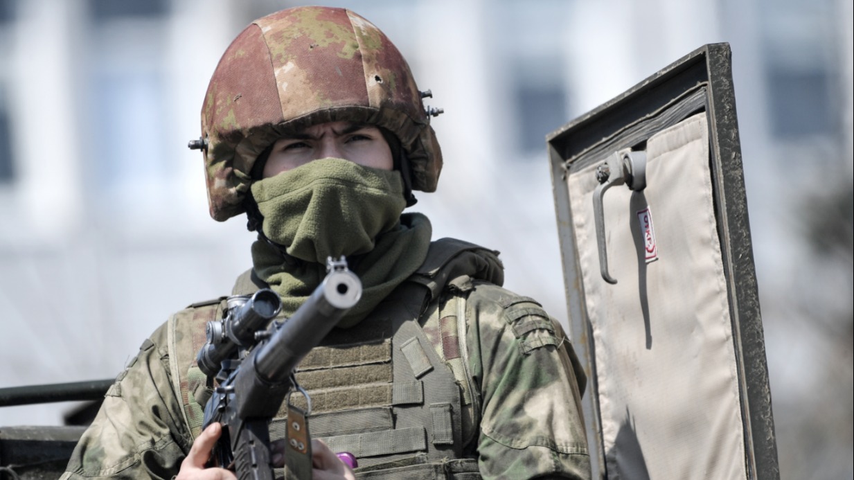 Военнослужащий армии России у здания администрации города Бердянска