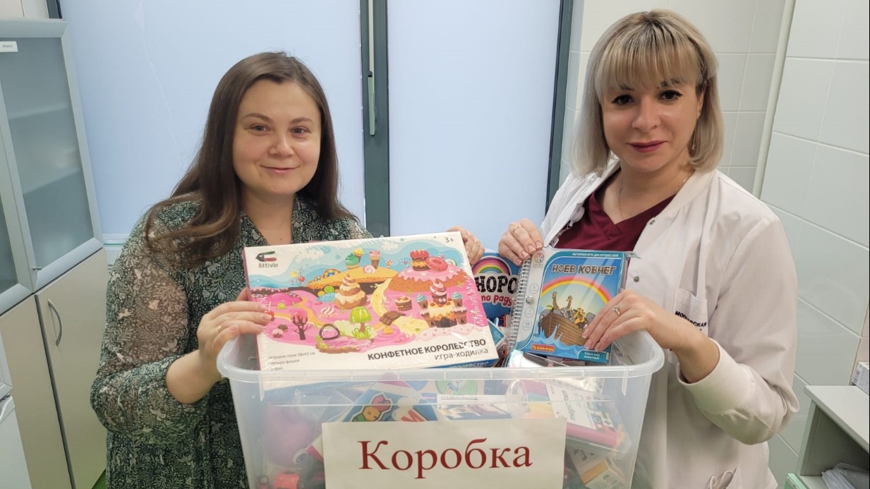 Координатор проекта «Коробка храбрости» Любовь Дорошенко (слева) и и.о. главной медицинской сестры Морозовской детской городской больницы Юлия Бородина