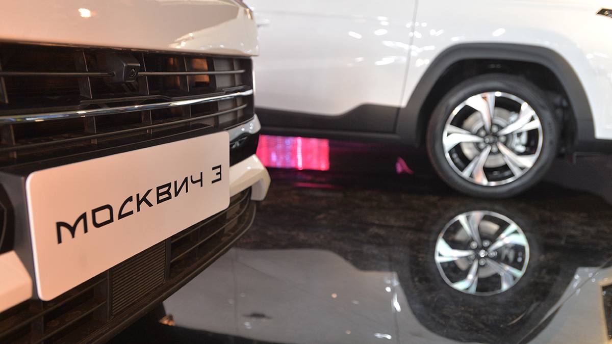 Autonews: В автосалонах появились первые электрические «Москвичи-3е»