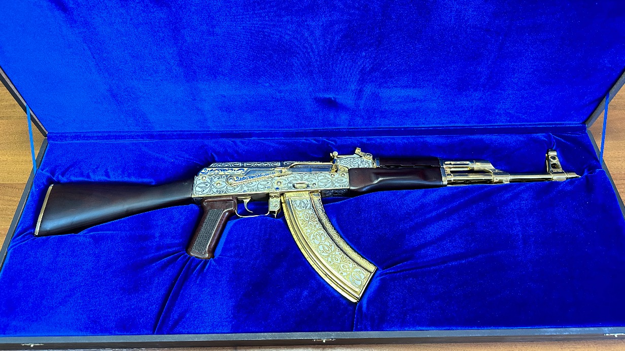 Таможенники в Екатеринбурге изъяли у пассажира позолоченный автомат Калашникова