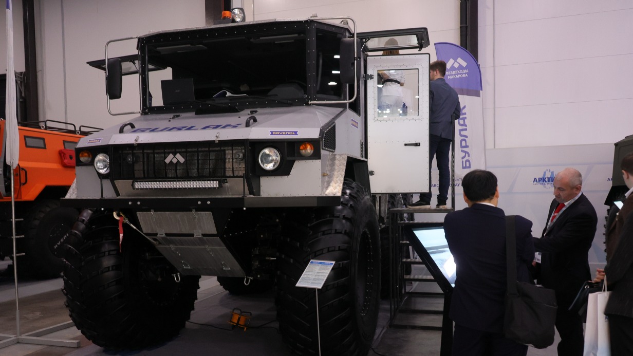 Автомобиль-амфибия «Бурлак»: благодаря огромным колесам он способен передвигаться по любой местности