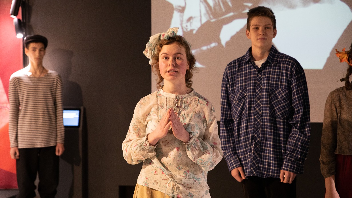 Московские школьники показали спектакль о молодогвардейцах