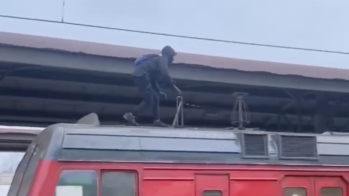 Зацепер забрался на крышу электрички на станции «Выхино» и пробежался. Видео