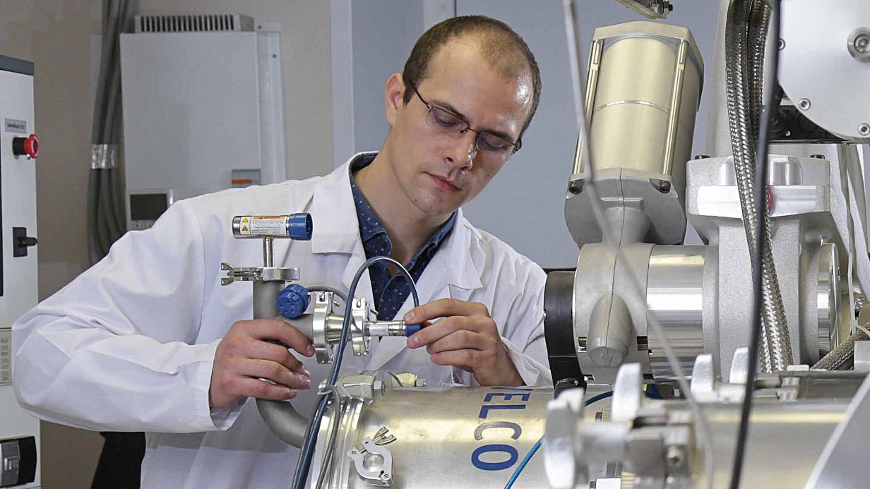 Заместитель директора Научно-исследовательского института прикладной механики и электродинамики МАИ Александр Богатый в исследовательской лаборатории