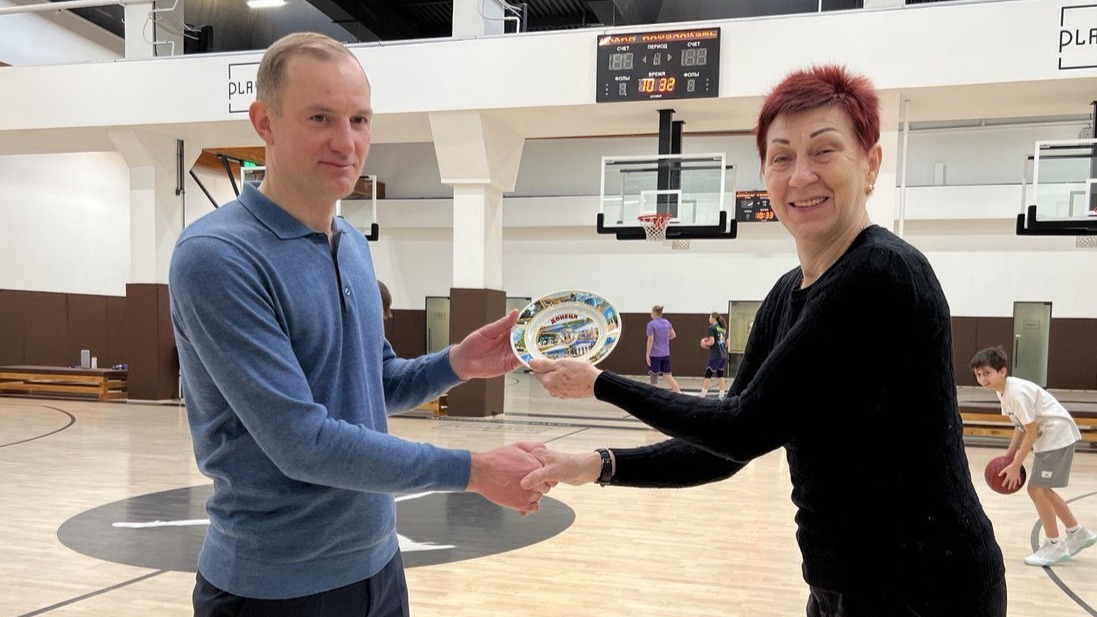 Префект СВАО Алексей Беляев получает от тренера школы олимпийского резерва «Авангард» Ирины Наседкиной памятный сувенир