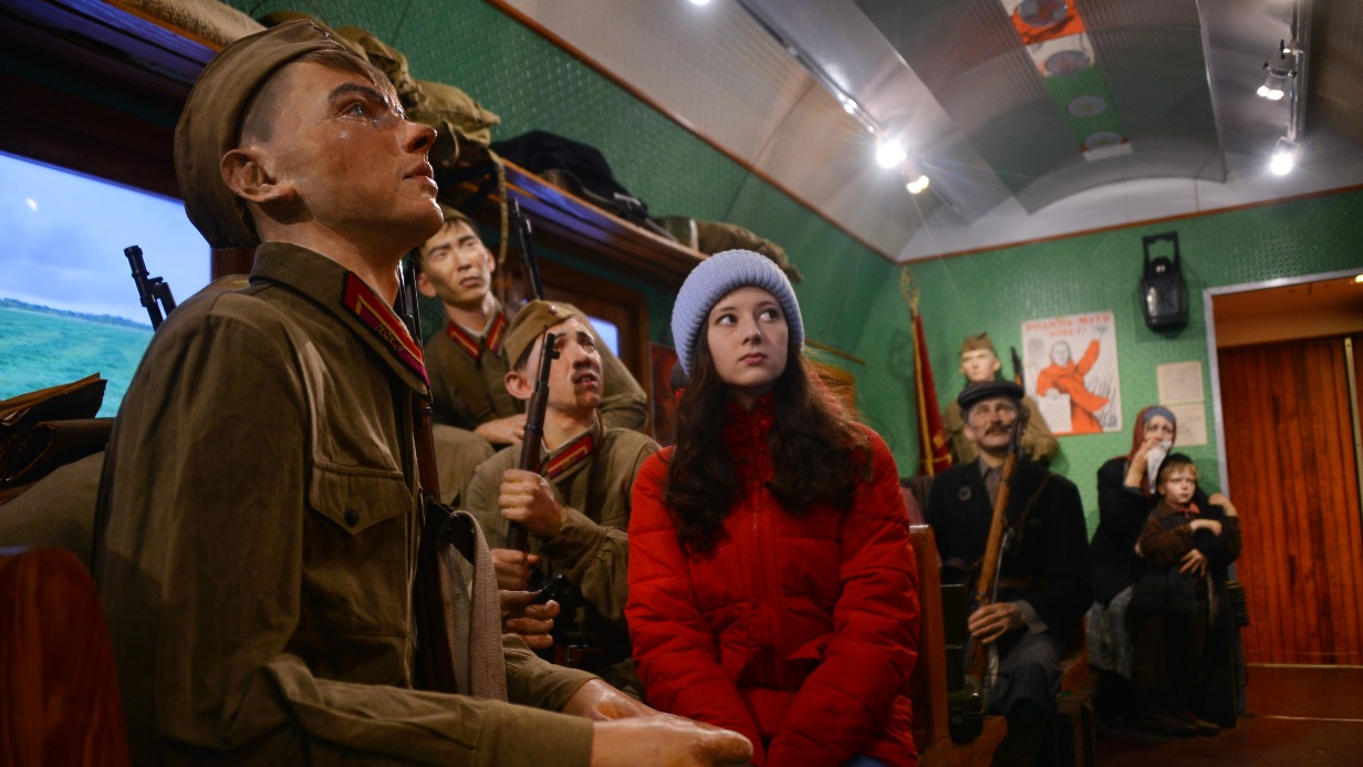 Москвичка Полина Коваленко стала одной из первых посетительниц новой экспозиции музея «Поезд Победы», посвященной Нюрнбергскому, Хабаровскому и Токийскому процессам
