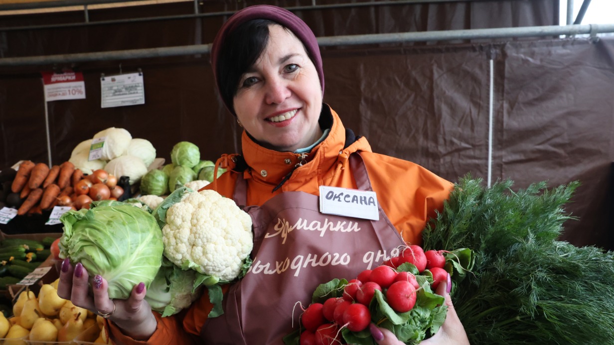Продавец овощного отдела ярмарки выходного дня Оксана Каракозова 