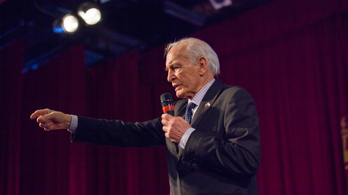 Наградное оружие Василия Ланового передадут в дар Музею Победы 