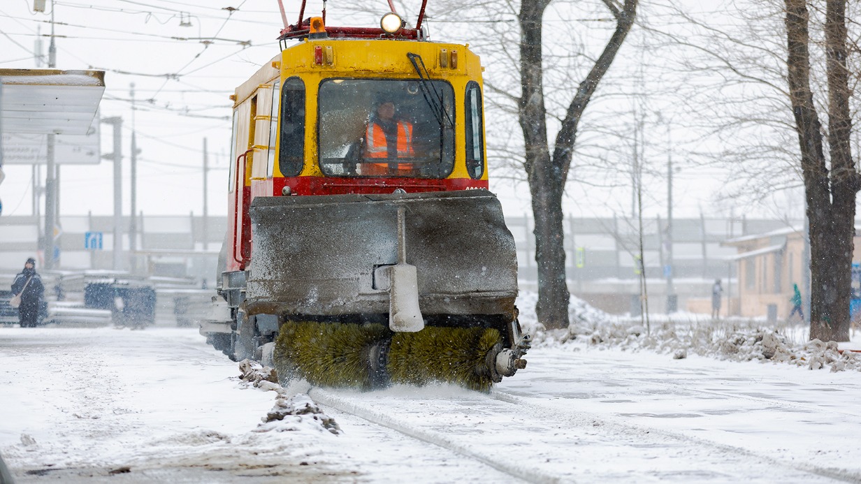 Москвичам рассказали, как чистят в снегопады трамвайные пути в городе