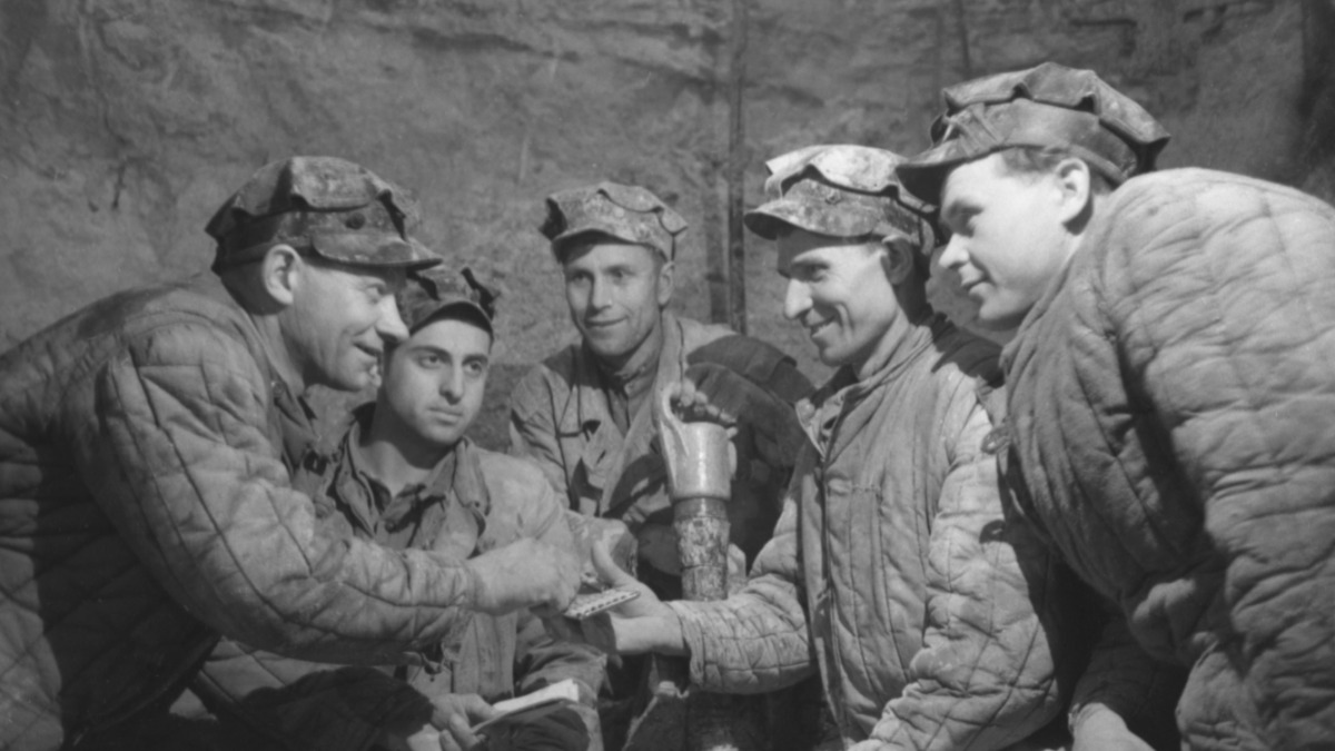 Строители Московского метрополитена общаются во время перерыва, 1953 год