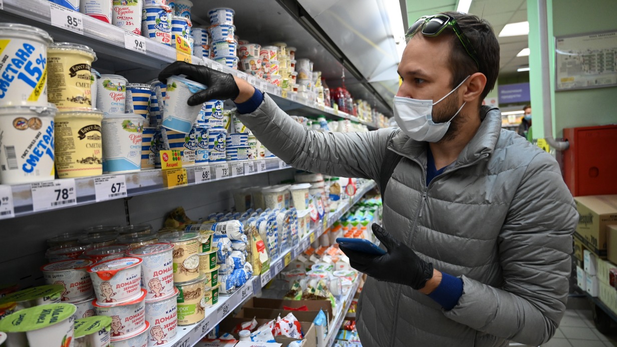 Антон Умников в одном из супермаркетов Москвы, где представлен широкий ассортимент молочной продукции 