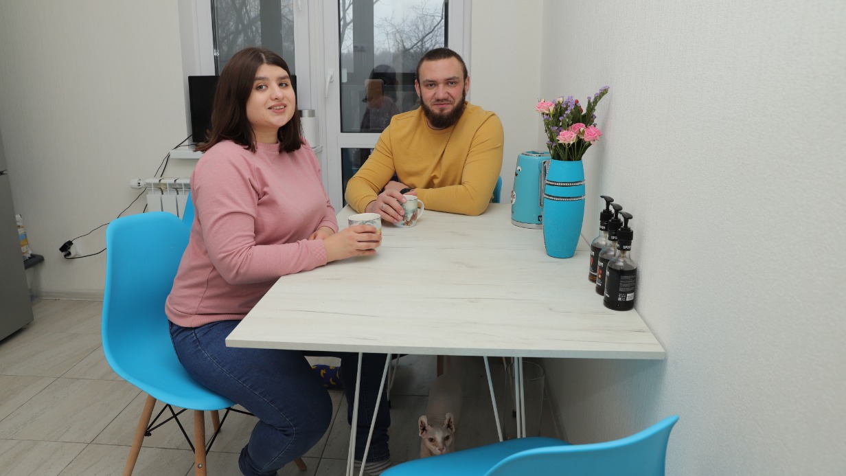 Москвичи Илья Гришин с супругой Анастасией пьют чай на своей новой кухне. Их дом в Южном Бутове построен по программе реновации