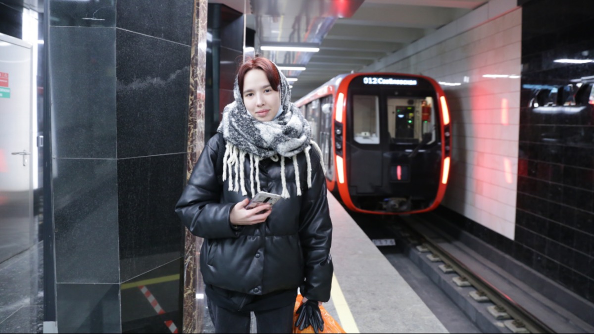 Москвичка Лидия Васильева на станции «Каховская» Большой кольцевой линии Московского метрополитена