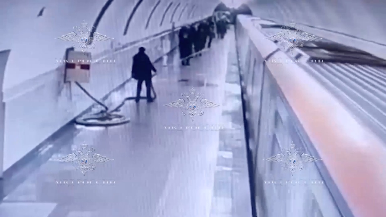 Мужчина в московском метро облил поезд из пожарного рукава