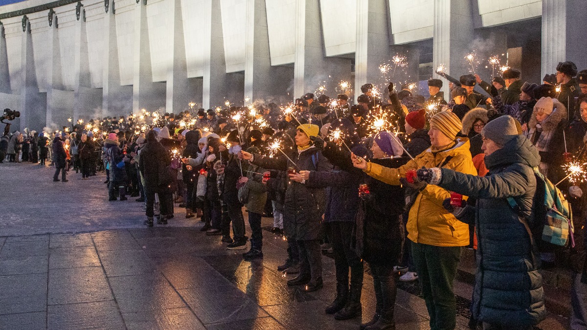 Более тысячи человек стали участниками акции ко Дню полного снятия блокады у Музея Победы
