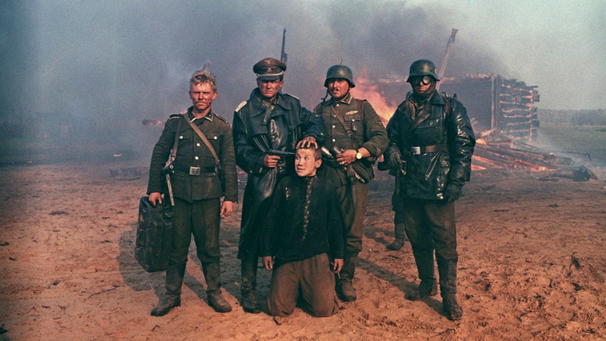 Кадр из фильма «Иди и смотри». В 2018 году этот фильм вошел в сотню лучших неанглоязычных фильмов по версии британской телерадиокомпании ВВС, одного из основных пропагандистских каналов западного мира. Рейтинг составляли кинокритики из 43 стран. Спустя короткое время «западные партнеры» пытаются заставить нас забыть то, что пережил советский народ во время Великой Отечественной войны, устраивая войны памяти