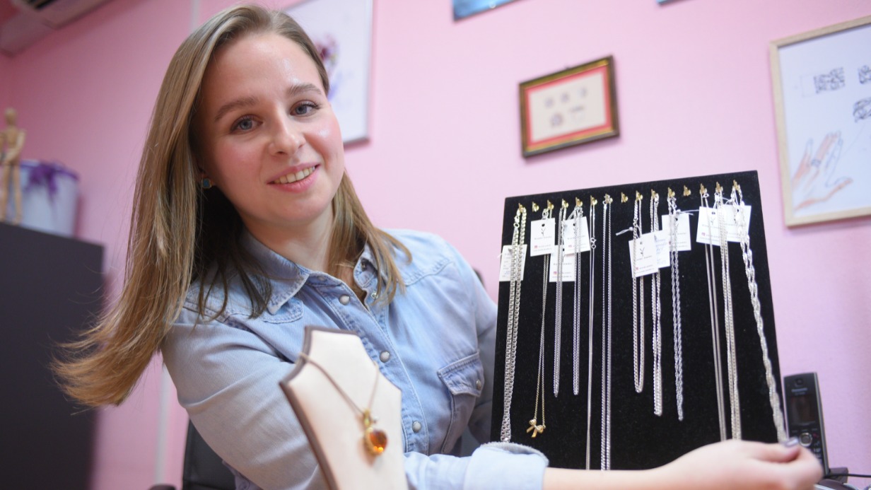 Основатель и директор столичной ювелирной мастерской Яна Луговская делает самые разные украшения для искушенных москвичей и жителей других регионов и даже стран: от небольших и тонких цепочек до колец, созданных по индивидуальному эскизу