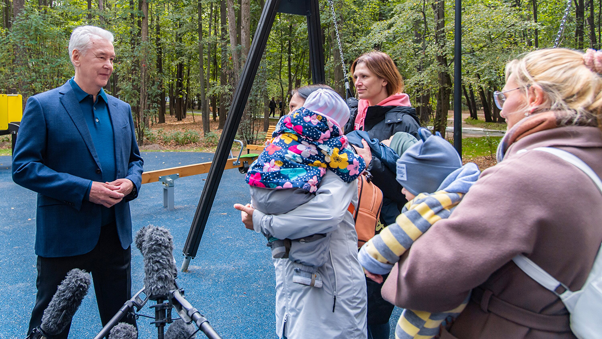 Собянин: К открытию Троицкой линии территории возле новых станций благоустроят