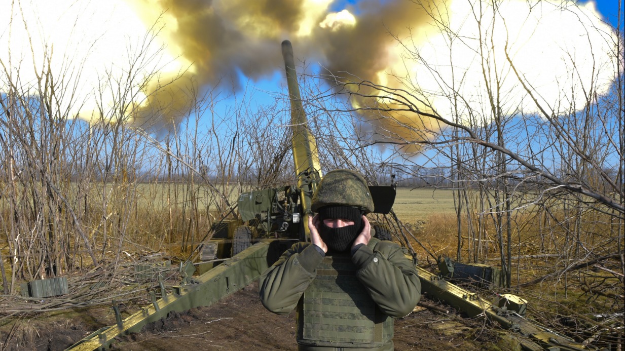 Российские военнослужащие обстреливают позиции противника из самоходной артиллерийской установки «Гиацинт» в южном секторе проведения специальной военной операции