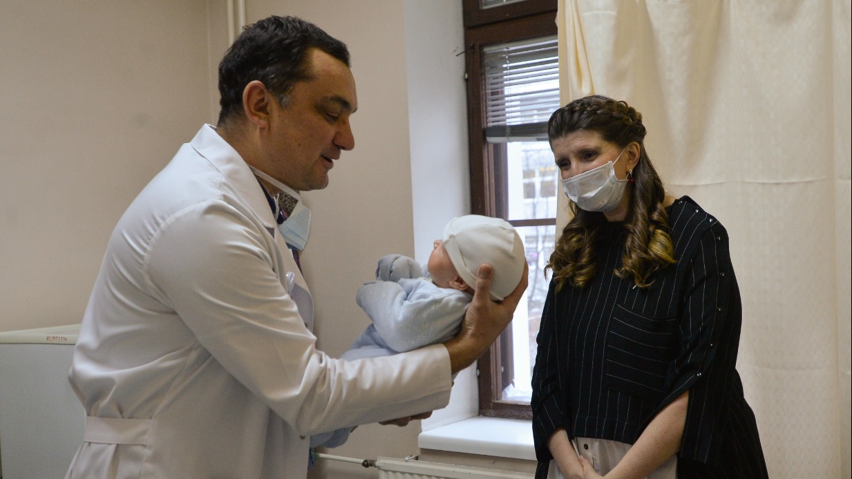 Москвичка Ксения Бородич и хирург Марат Сагиров встретились после операции. Девушка родила сына Мишу, мальчик абсолютно здоров