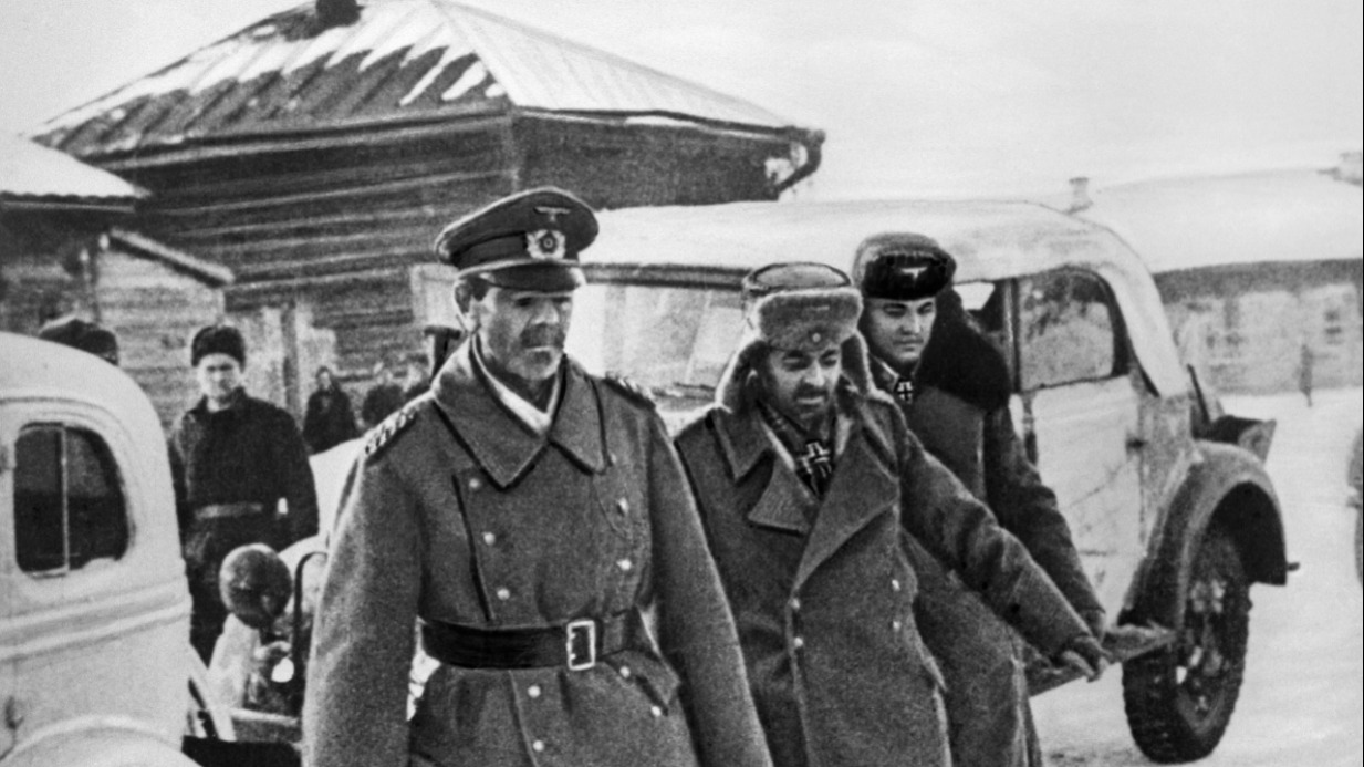 Фельдмаршал Фридрих Паулюс (на первом плане) и члены его штаба, сдавшиеся в плен, 1943 год
