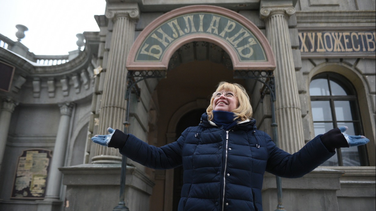 Директор музея киностудии «Мосфильм» Елена Морозова во время экскурсии по натурной площадке. Декорации, выстроенные на ней, созданы по мотивам улочек Москвы и Санкт-Петербурга периода конца XIX — начала XX века