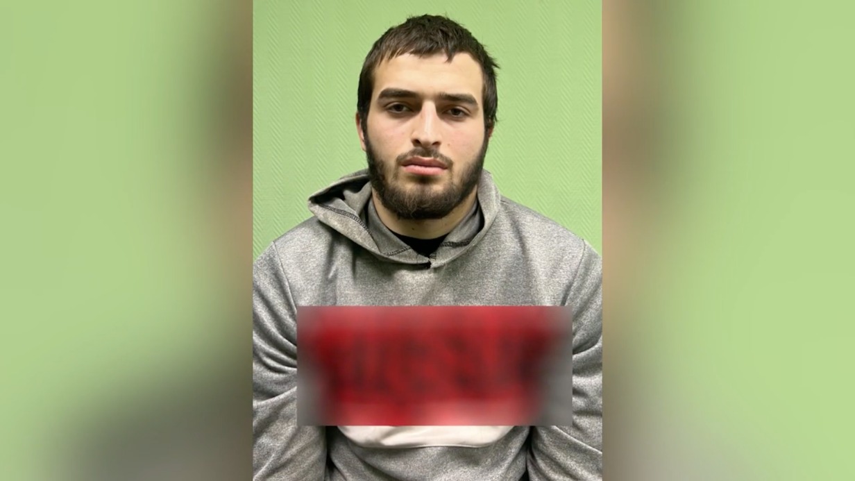 Мужчина ограбил парфюмерный магазин в центре Москвы. Видео