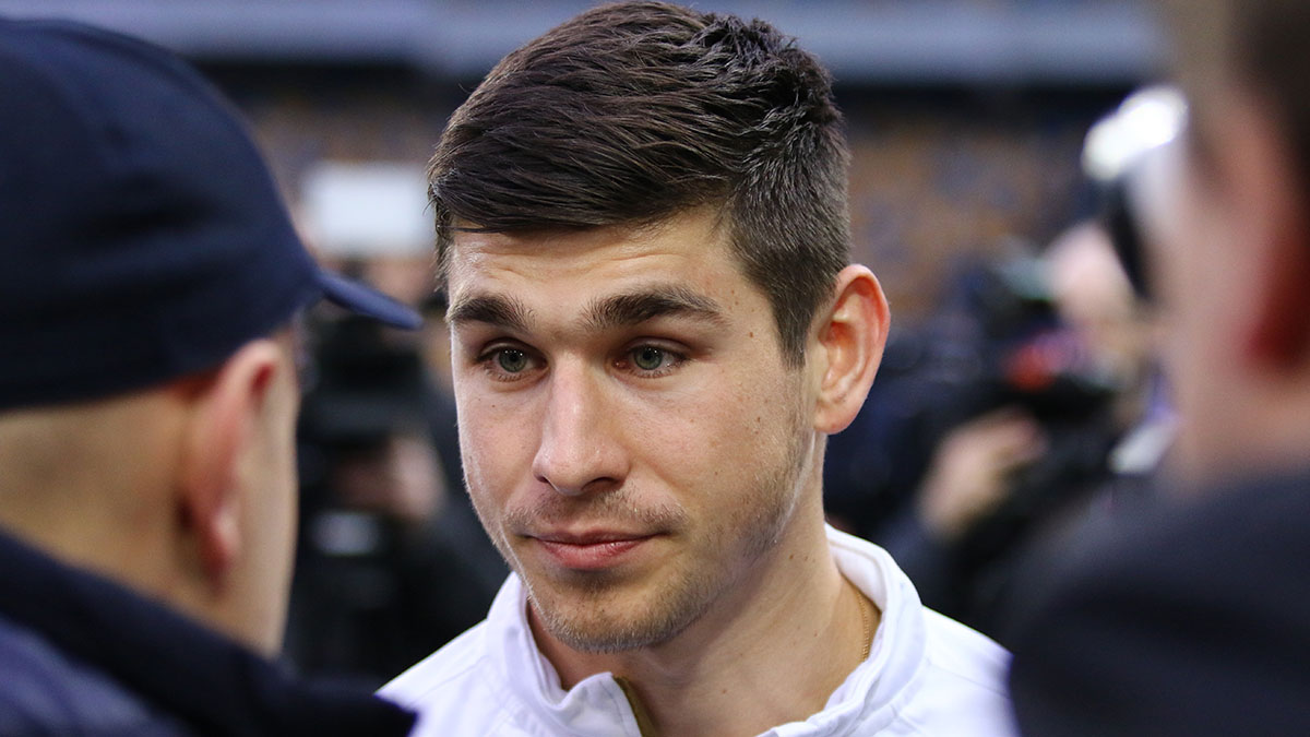 Украинского футболиста Малиновского осудили за объятия с россиянином Головиным