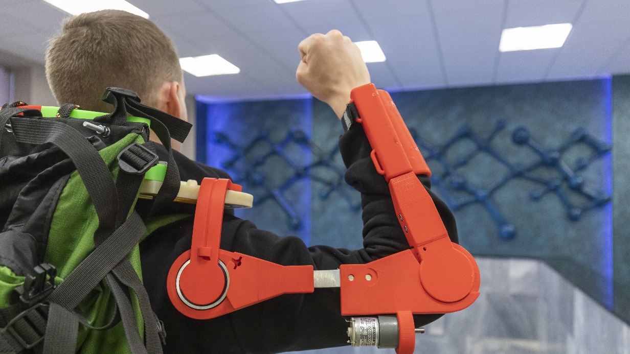 Владислав Овчинский: Резидент особой экономической зоны Москвы разработал экзоруку с нейросетевым управлением