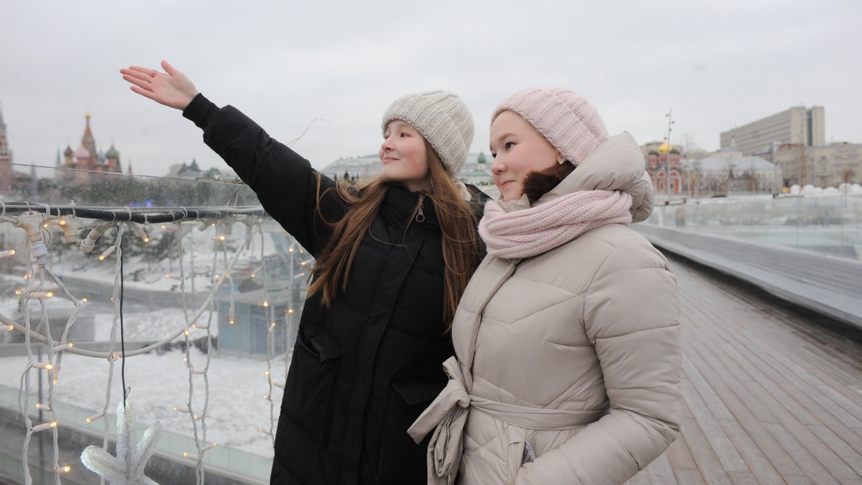 Участницы конкурса «Большая перемена» Анастасия Исакова (слева) и Наталья Иванова прогулялись по главным достопримечательностям Москвы
