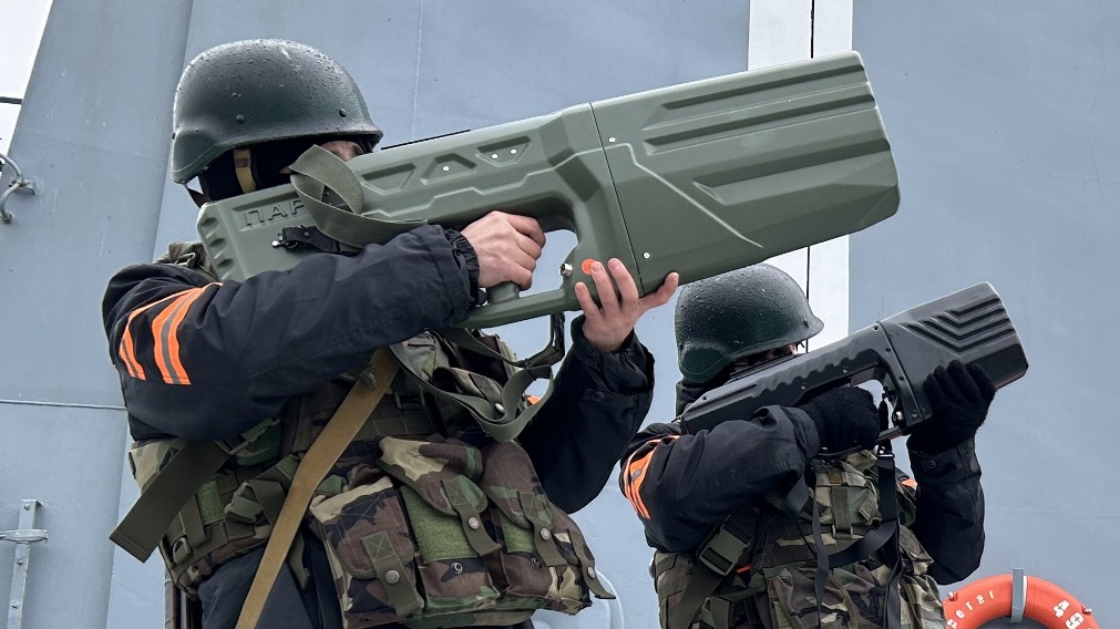 Матросы одного из кораблей Черноморского флота осваивают новые антидронные комплексы