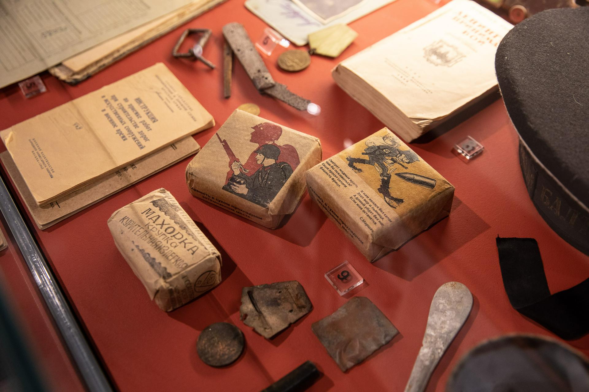 Около 100 раритетов времен ВОВ представили на выставке в Музее Победы