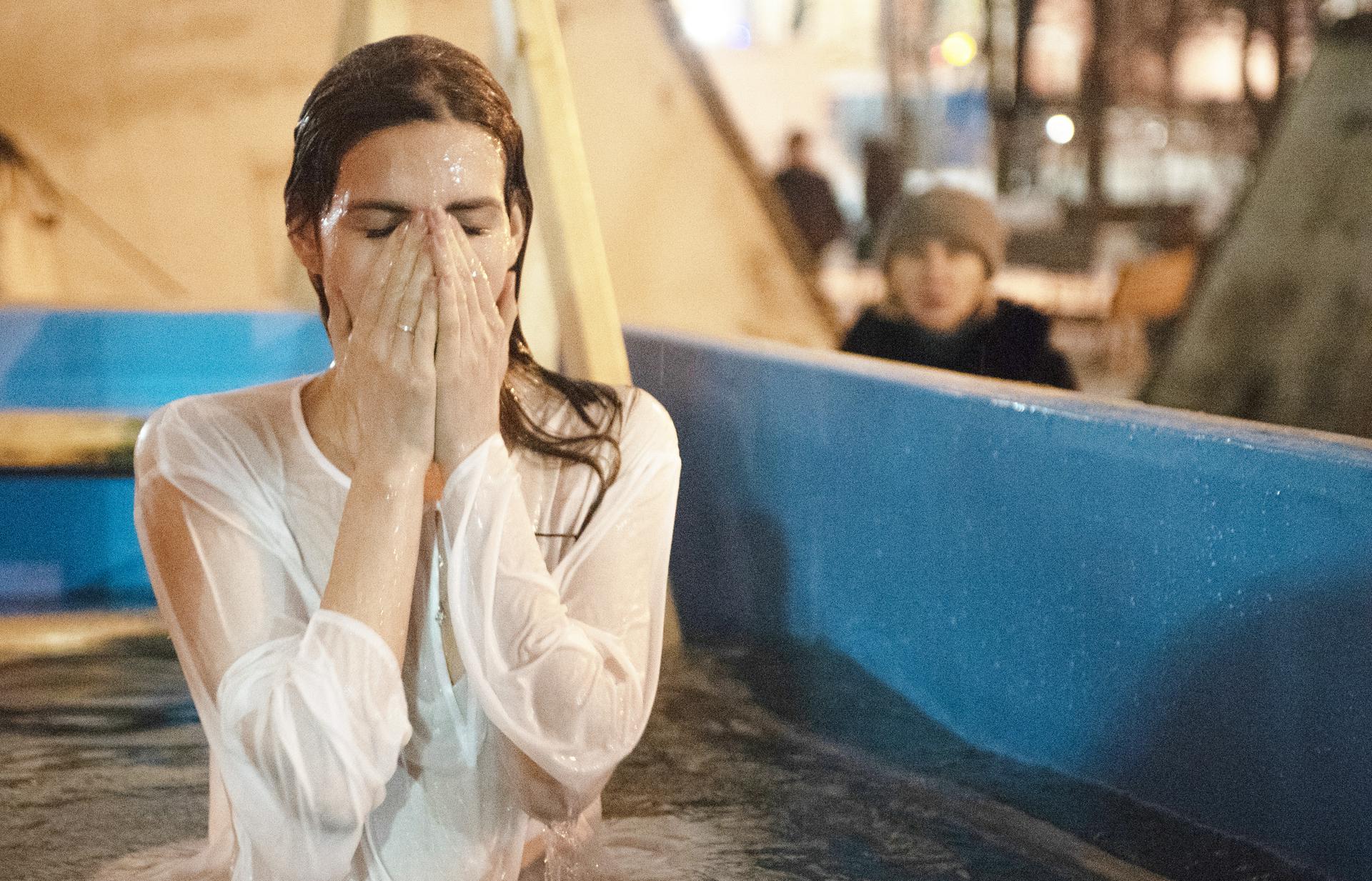 Москвичка Татьяна Родимушкина окунается в купель возле Донского монастыря на юге столицы