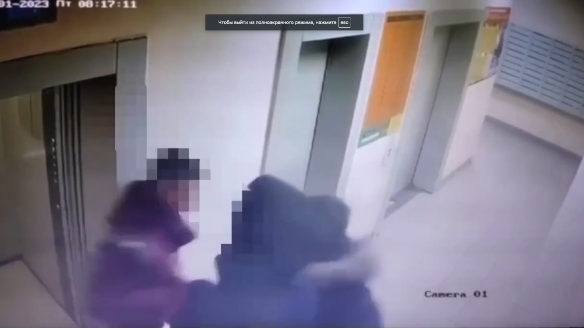 Появились подробности избиения подростка мужчиной в подъезде дома в Балашихе