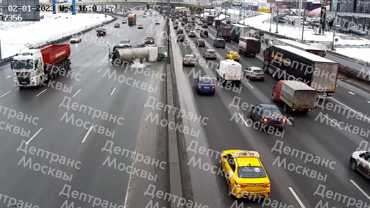 Грузовик опрокинулся на МКАД на западе столицы. Видео