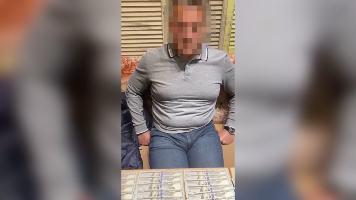 Аферист вымогал у бизнесмена 500 тысяч долларов за решение проблем