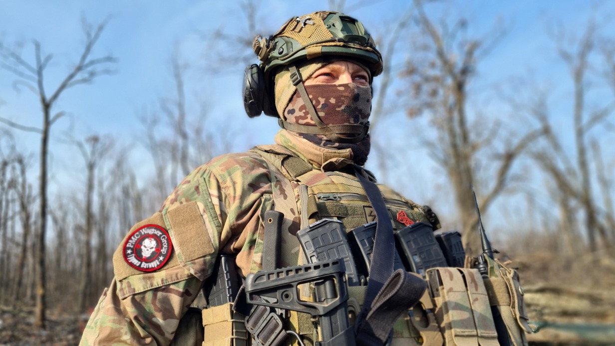 Боец группы «Вагнер» в Артемовске в ДНР. На сегодняшний день взятие этого города остается приоритетной задачей для России. Чтобы полностью замкнуть кольцо вокруг населенного пункта, военным не хватает всего 10 километров