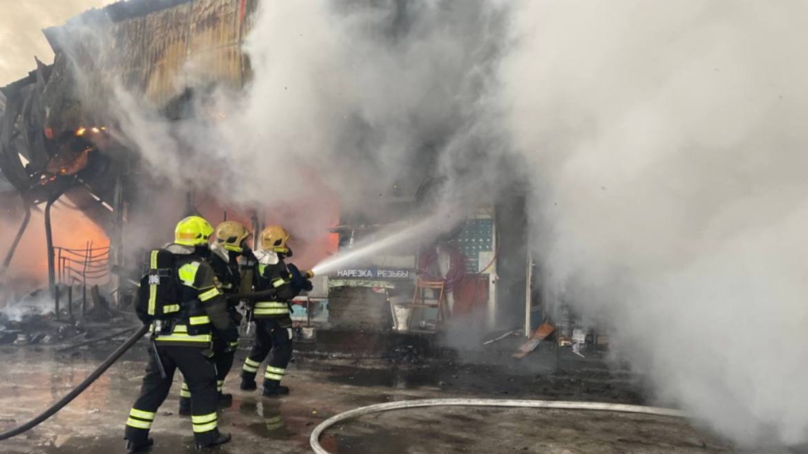 Появились кадры с места пожара на строительном рынке в Новой Москве