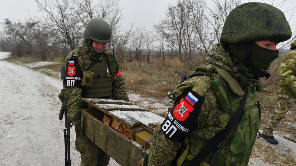 Российские саперы военной полиции обнаружили во время патрулирования самодельное взрывное устройство. Найденный предмет был спрятан недалеко от остановки общественного транспорта в поселке Кирилловка Запорожской области. Саперы вывезли взрывное устройство и уничтожили его на полигоне