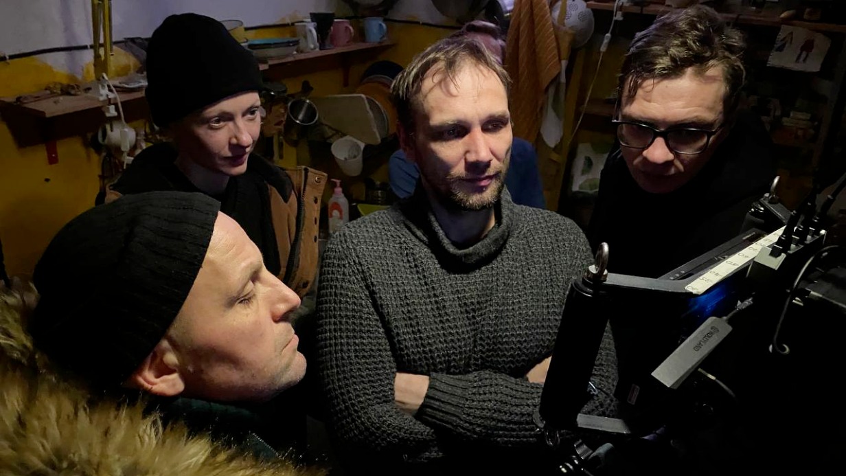 Режиссер Роман Михайлов (в центре) с командой на съемках фильма «Снег, сестра и росомаха»