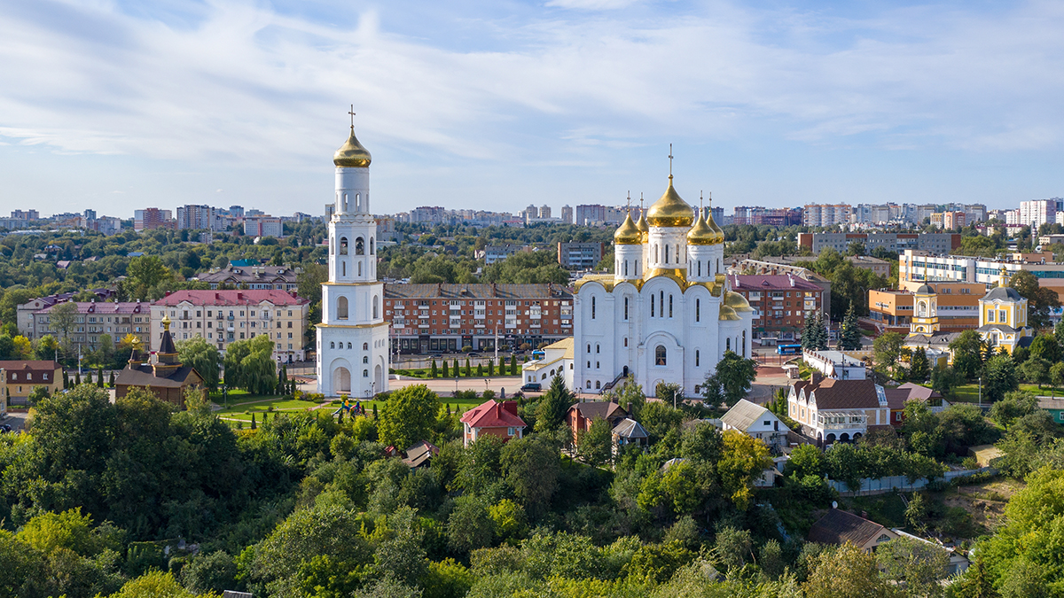 Иностранные журналисты осмотрели рефрижераторы с телами военных ВСУ под Брянском
