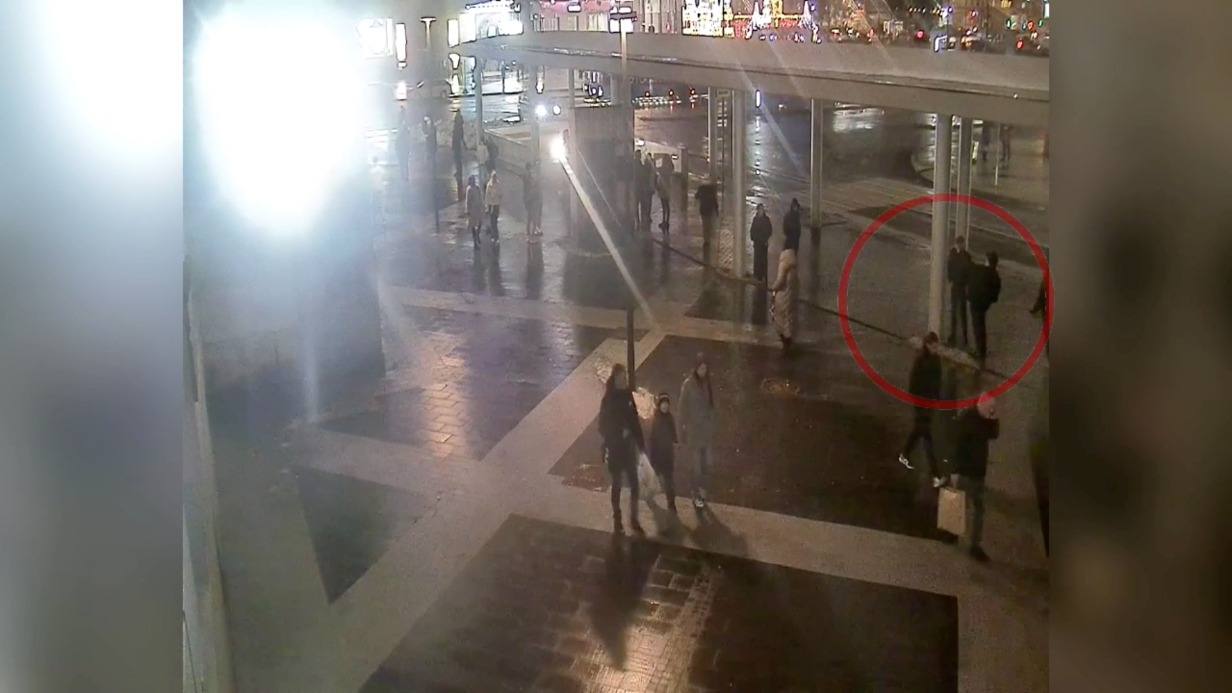 Злоумышленники украли у пьяного пассажира золотой перстень и мобильный телефон на Киевском вокзале