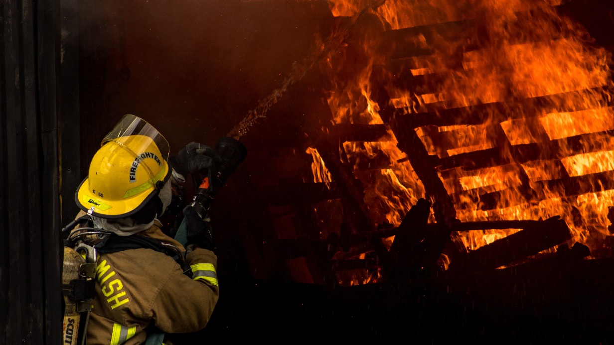 Сильный пожар начался в порту на юге Турции после землетрясения
