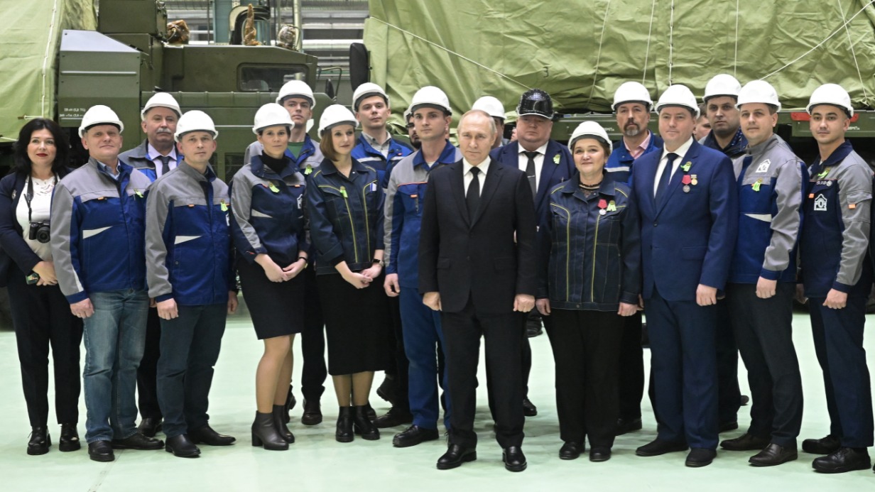 Президент России Владимир Путин в Петербурге во время посещения АО «Северо- западный региональный центр концерна ВКО «Алмаз-Антей»