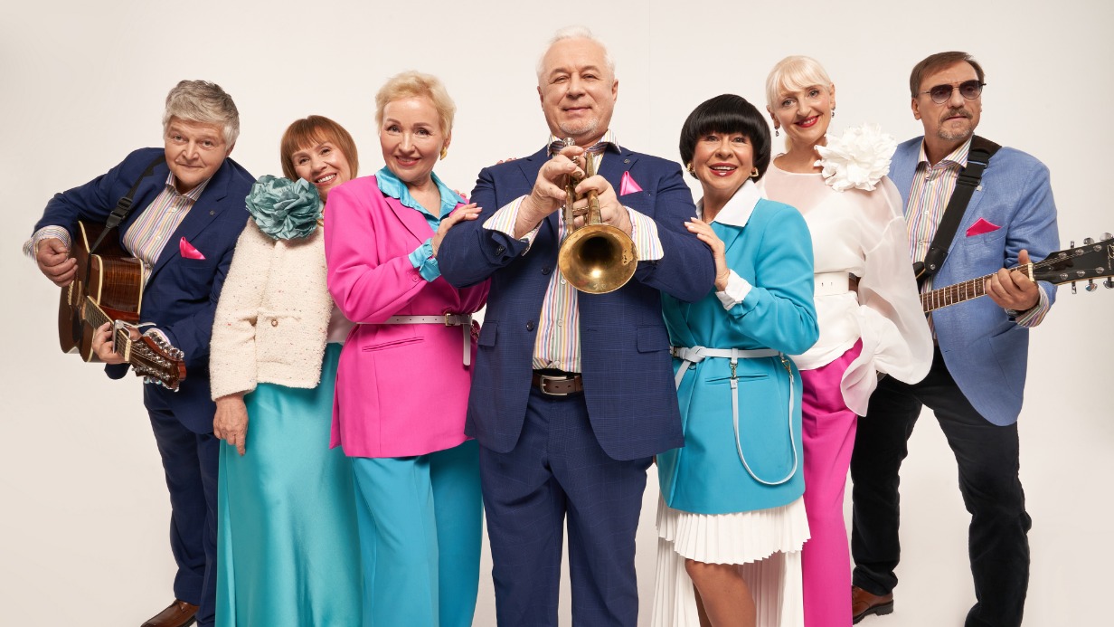 Участники ВИА «Московское долголетие» (слева направо) Александр Зорин, Людмила Семенова, Лариса Озерова, Болеслав Войшко, Светлана Белорыбкина, Елена Липатова, Владимир Морозов на съемках клипа