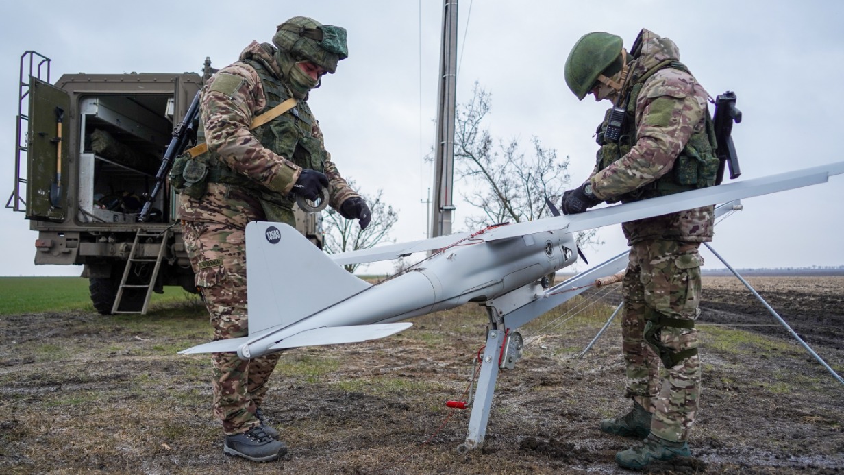 Бойцы ВС РФ во время совместной работы многофункционального беспилотного комплекса «Орлан-10» и самоходной гаубицы «Мста-С» в зоне СВО. С помощью БПЛА устанавливают местонахождение объектов врага на правом берегу Днепра и корректируют стрельбу. Расчет гаубицы уничтожает цели