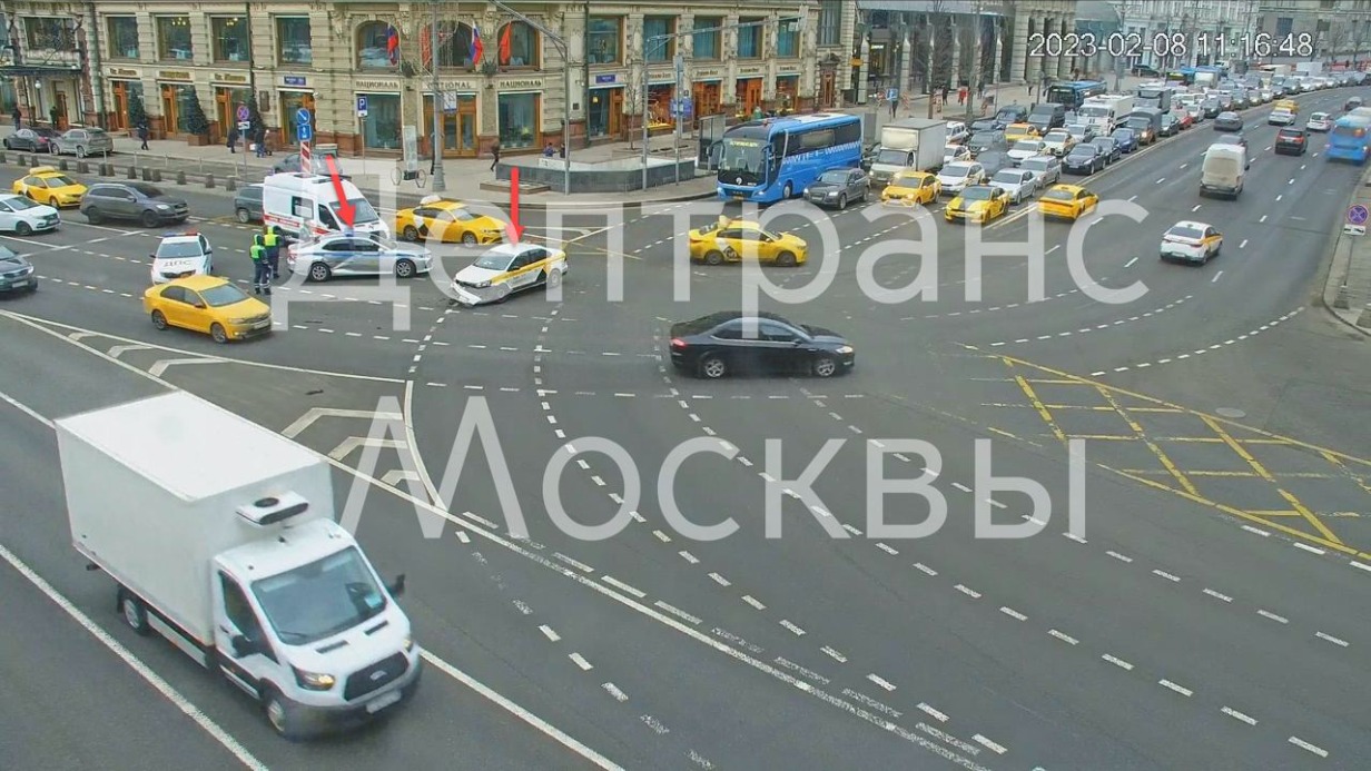 В центре Москвы автомобиль МВД столкнулся с такси